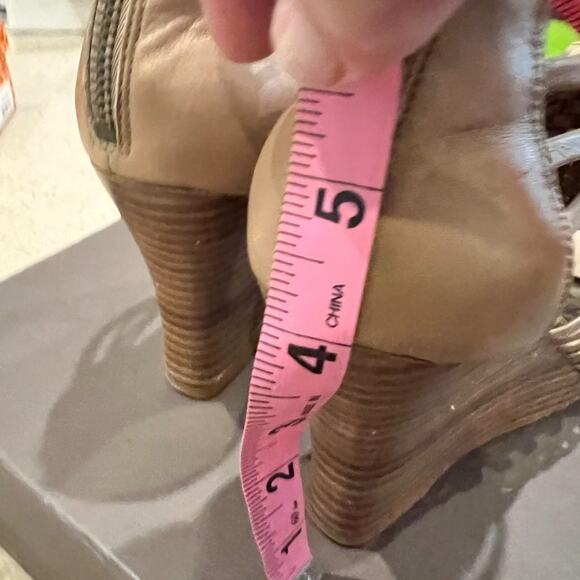 BMakowsky gold  wedge sandals , 7M - Picture 6 of 7